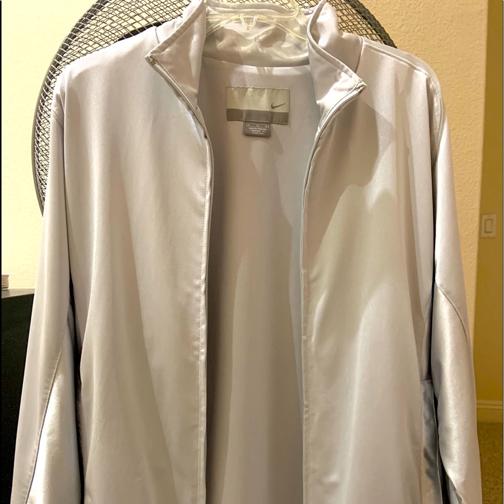 Nike Men’s Basketball Silver Jacket Medium